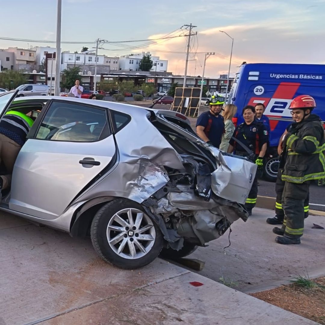 El automóvil compacto terminó sobre el camellón central